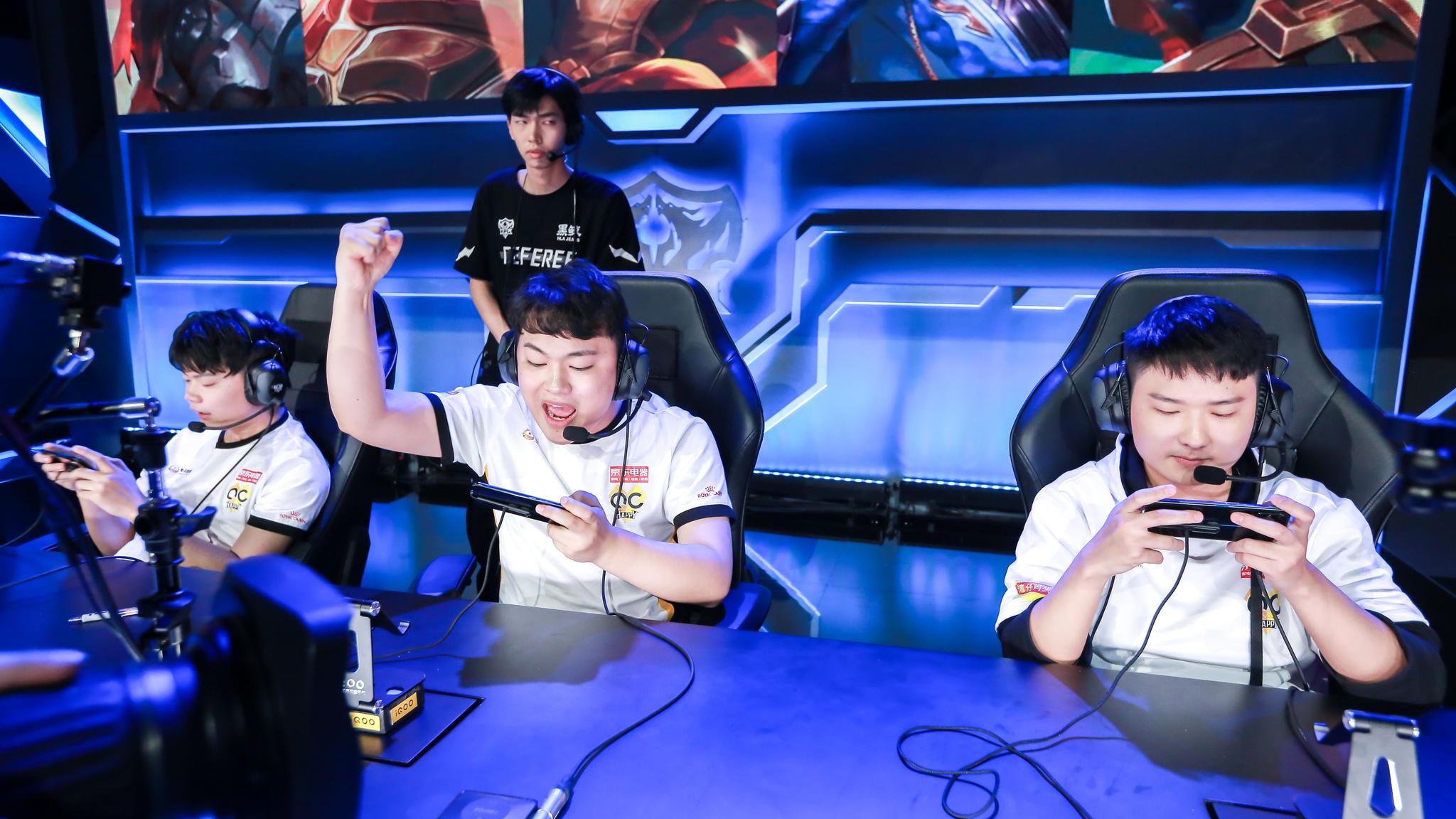 举报者：我不知道 FunPlus Phoenix 的 ADC 是从哪里招募来的，但这个富有的战队真糟糕...