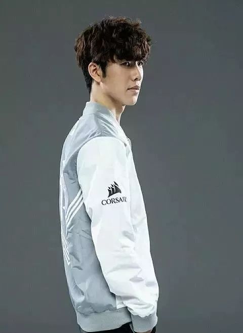 国外解说预测赛果：仅两人看好BLG胜 五人认为TES赢